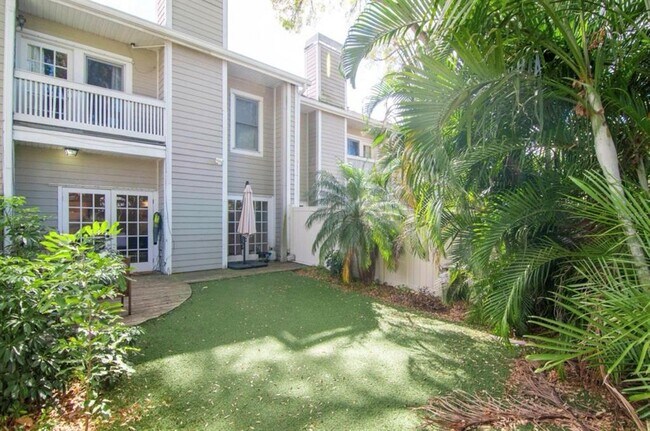Building Photo - 3023 W Bay Villa Ave