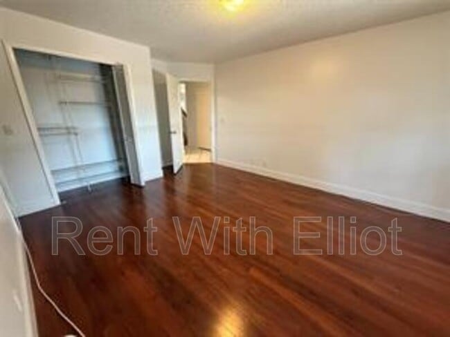 Building Photo - 2633 Bogota Ave