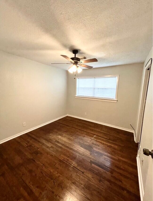 Building Photo - 2305 Kingsdale Dr