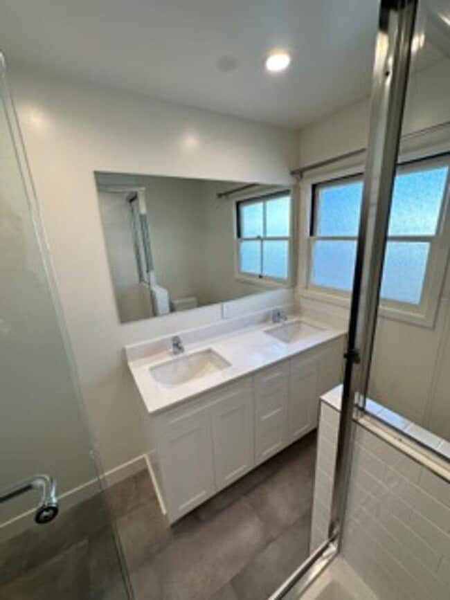 Building Photo - 3BD 1 BA Home in San Carlos with large bac...