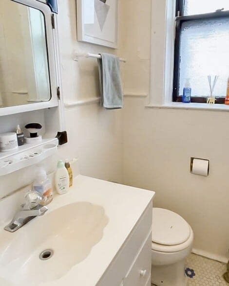 Building Photo - 435 W Surf St