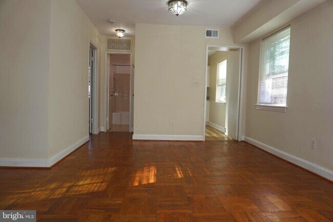Building Photo - 1322 Fort Myer Dr