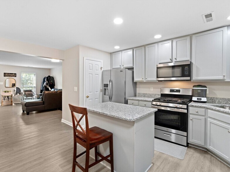 Building Photo - 45432 Oak Trail Square