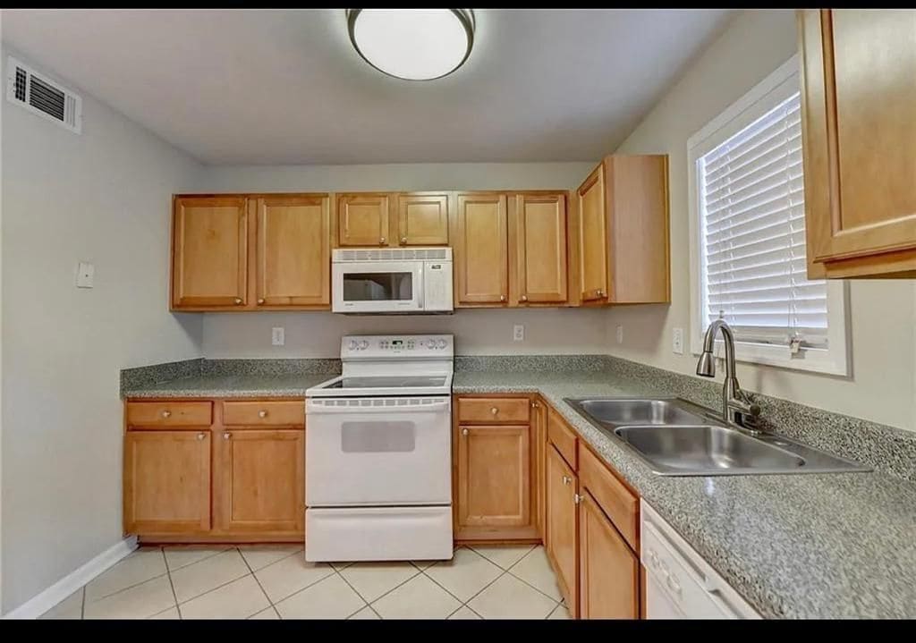 Building Photo - 810 Summer Pl NW