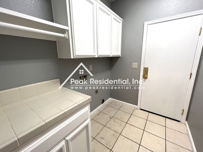 Building Photo - Spacious 4bd/2ba Elk Grove House with 3 Car Garage!