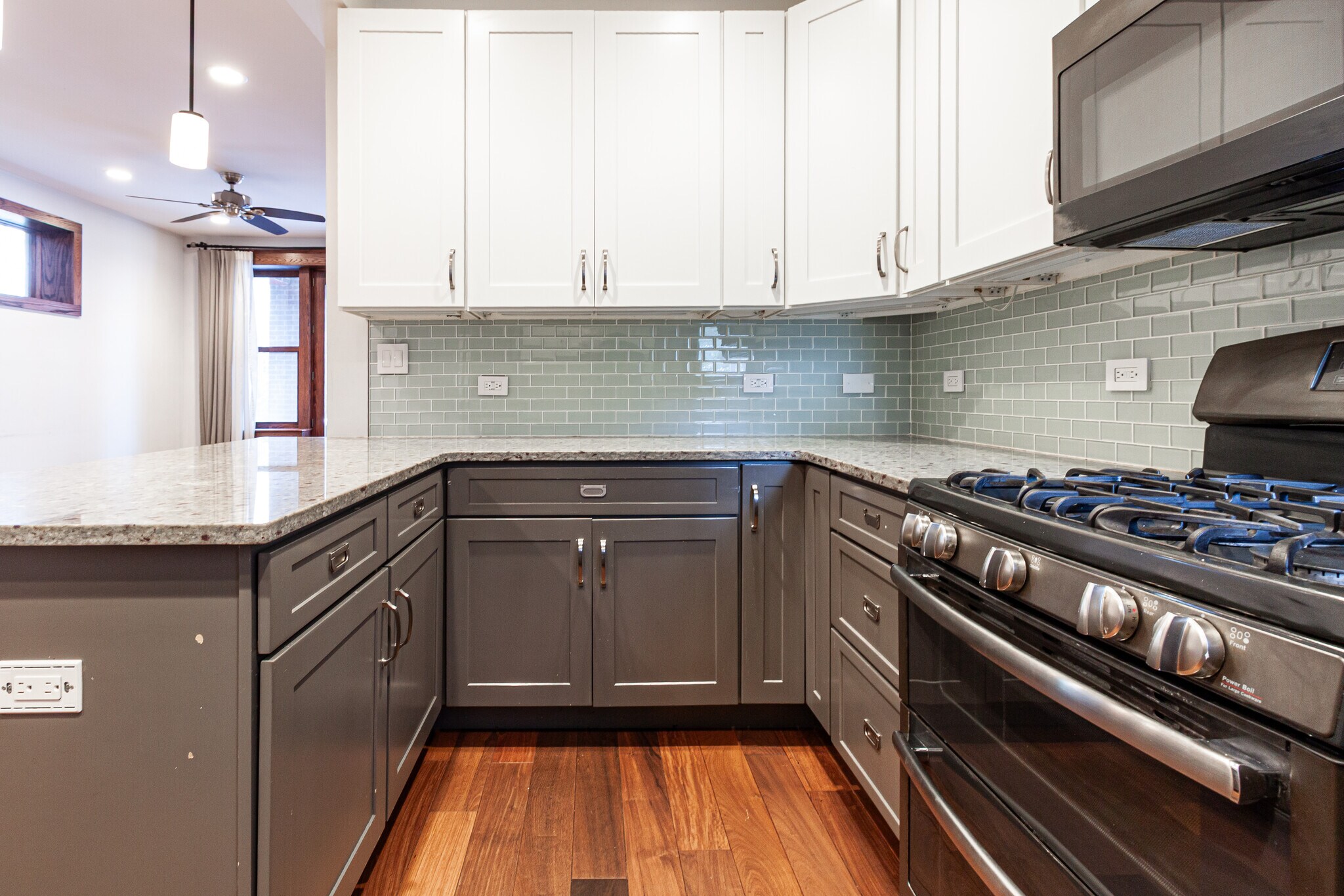 Building Photo - 1019 W Oakdale Ave