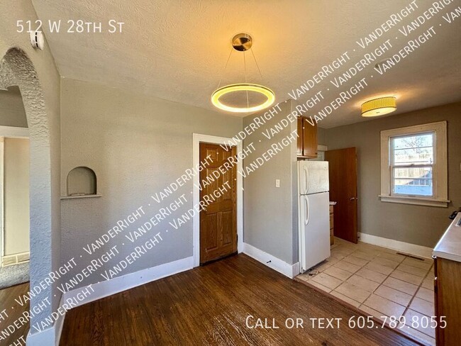 Building Photo - Charming 2 Bedroom 1 Bathroom House With L...