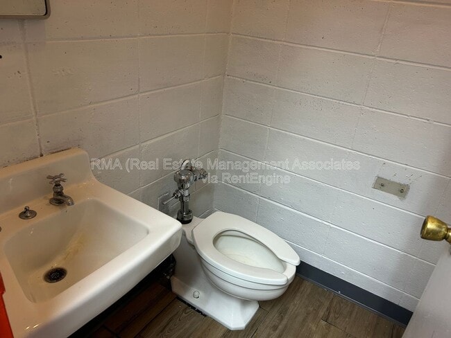 Building Photo - 454 W Solomon St