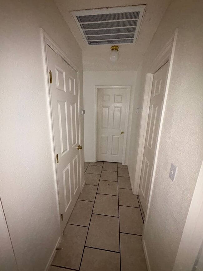 Building Photo - SE Tulare Home Near Shopping Center Rent Ready!