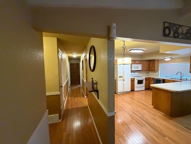 Building Photo - 934 Flagstone Dr