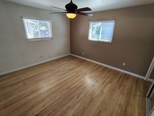Building Photo - 1136 Cambridge Ct