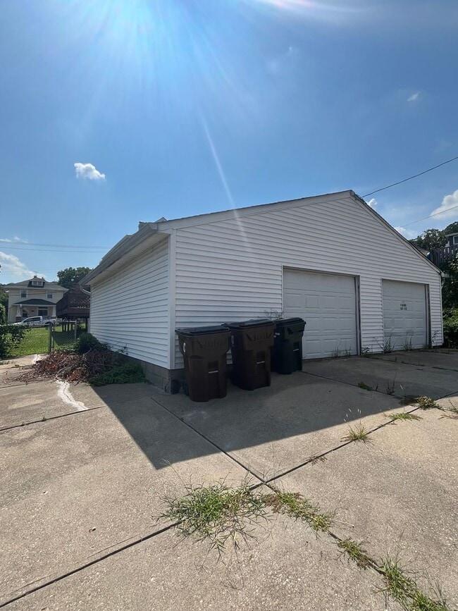 Building Photo - Three Bed, Two Bath with 2 Car Garage in N...