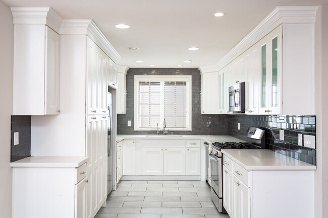 Building Photo - Spacious Entertainers Retreat in San Carlos!