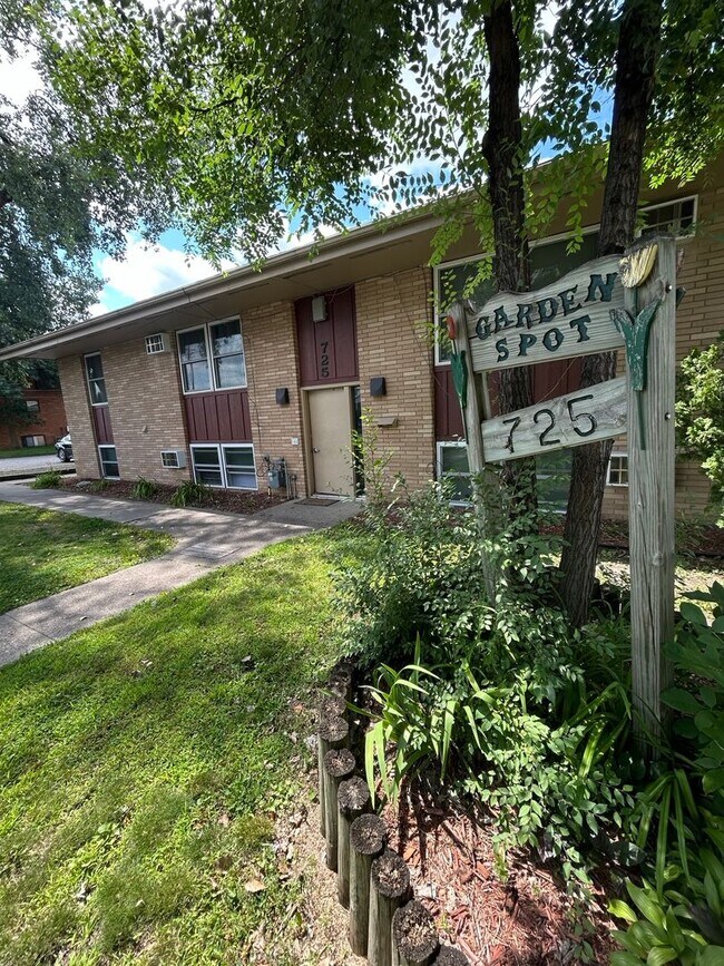Primary Photo - 725 32nd Ave N