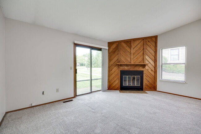 Building Photo - 652 Hidden Valley Ct
