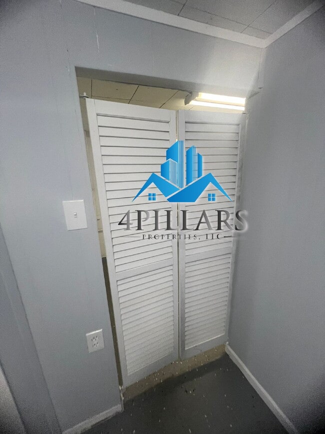 Building Photo - "Charming 2-Bedroom Gem with Finished Basement & Gleaming Hardwood Floors in Hammond!"