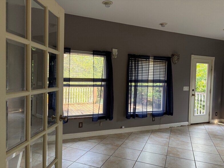 Building Photo - 4700 Rolling Green Dr