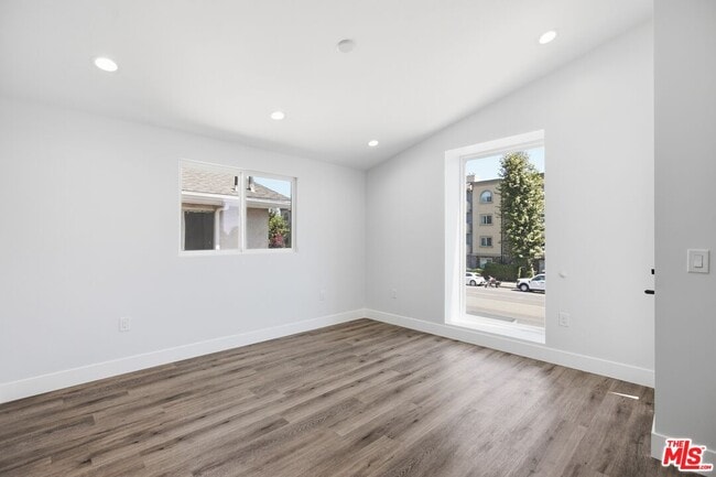 Building Photo - 11611 Burbank Blvd