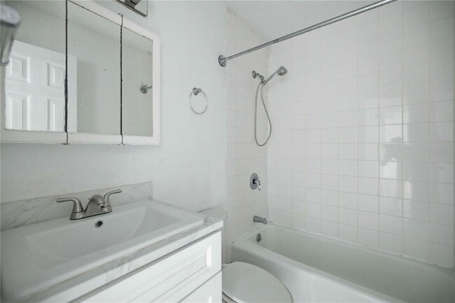 Building Photo - 421 NE 26th Ct