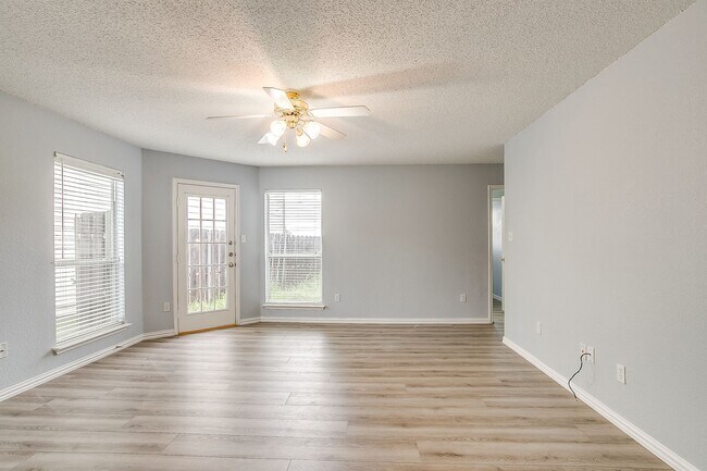 Building Photo - Spacious Well Maintained 2 Bed- 2.5 Bath T...