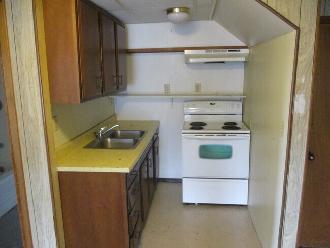 Building Photo - 512 9th St N