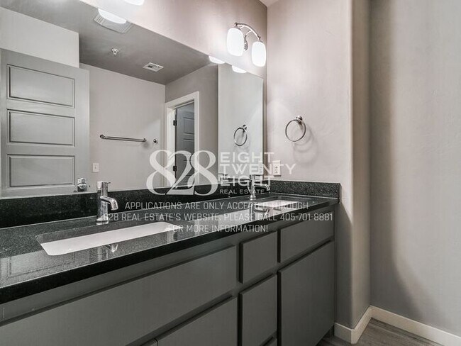 Building Photo - *AVAILABLE NOW!* Urban chic 3 bed/2.5 bath Townhome in West Norman!