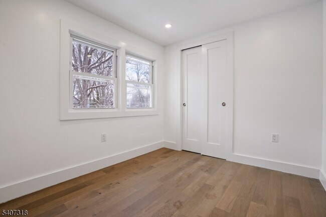 Building Photo - 554 Hort St