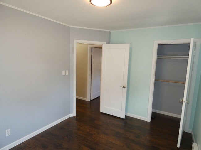 Building Photo - Centrally Charming