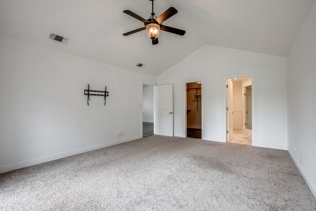 Building Photo - RENOVATED 2-BEDROOM IN WHISPERING OAKS