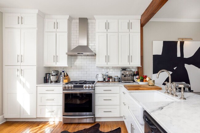 Building Photo - Beautifully Updated 2/2 w/ Great Backyard ...