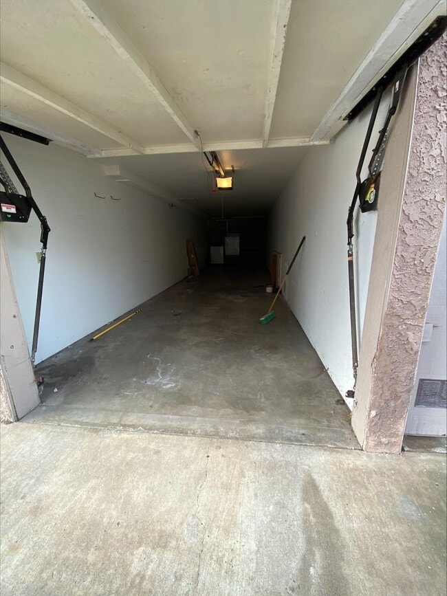 Building Photo - DOUBLE Car Garage! Balcony! Walkable to Restaurants!