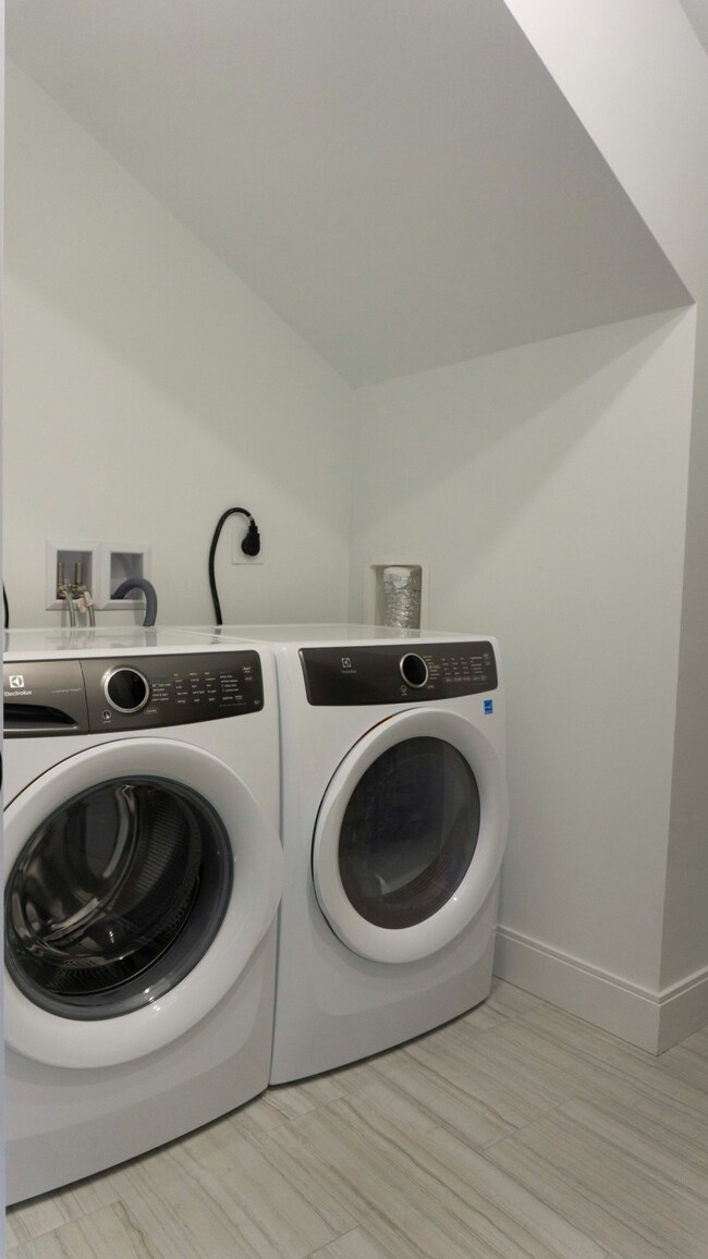 Building Photo - 81 Linden St