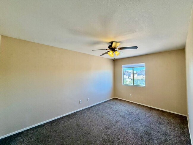 Building Photo - Very nice 2 story single family house