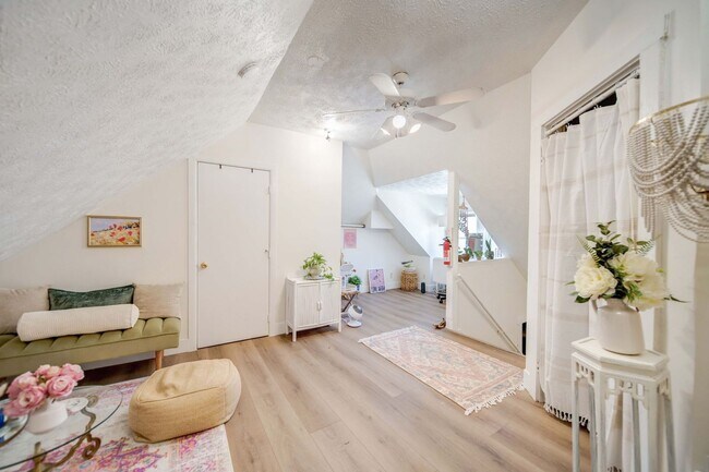 Building Photo - Massive 10 Bedroom Newly Renovated House P...