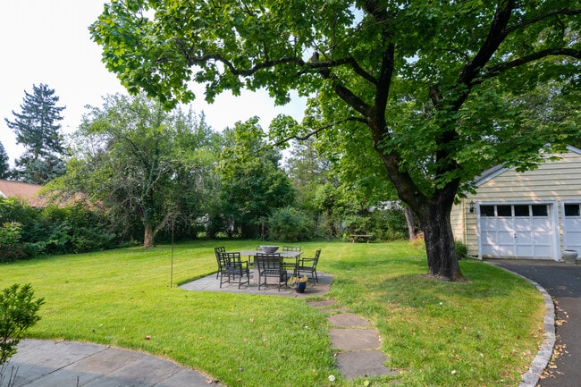 Building Photo - 10 Valley View Ave