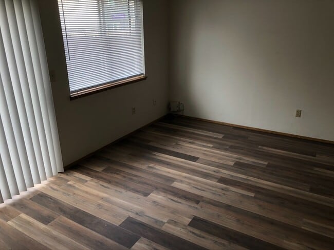 Building Photo - Nice 3 Bedroom, 1.5 Bath Duplex Near Linfield