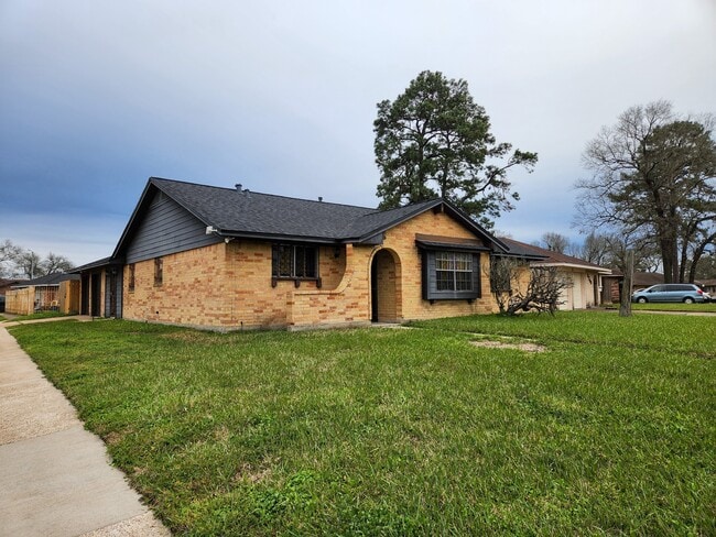 Building Photo - 9750 Hillis St