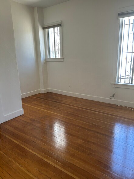 Building Photo - 1114 N Poinsettia Pl