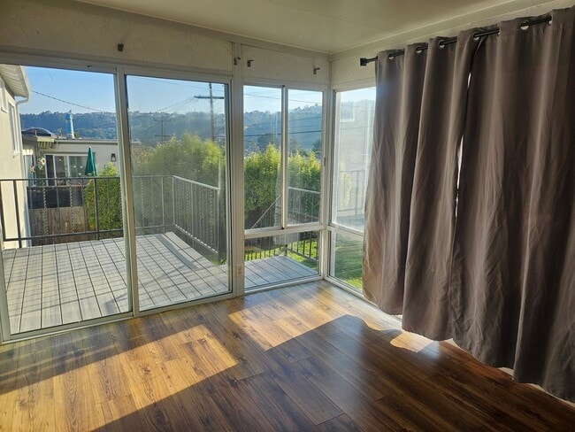 Building Photo - Millbrae Meadows 4 bed 3 bath available now