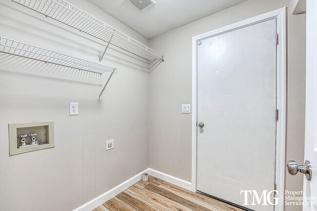 Building Photo - Wonderful 2 Story 3 Bed 2.5 Bath Home in Five Corners!