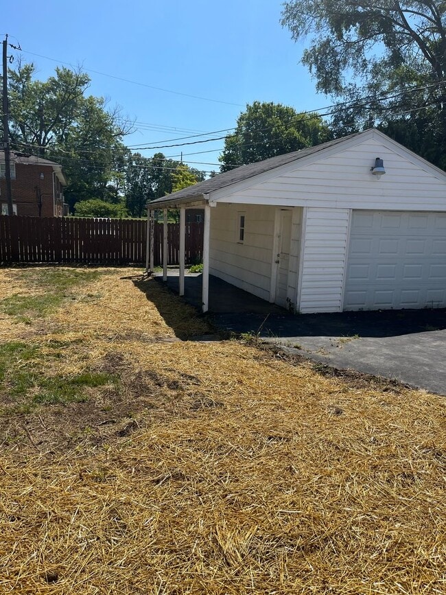 Building Photo - 3 Bedroom, 2 Bathroom Home With Garage Available for Pre-Lease!