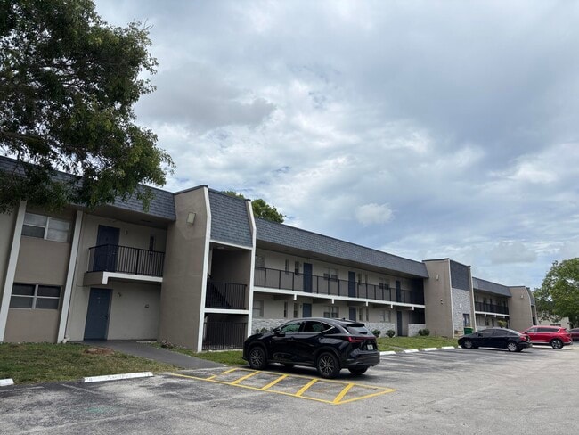 Building Photo - 8051 S Colony Cir