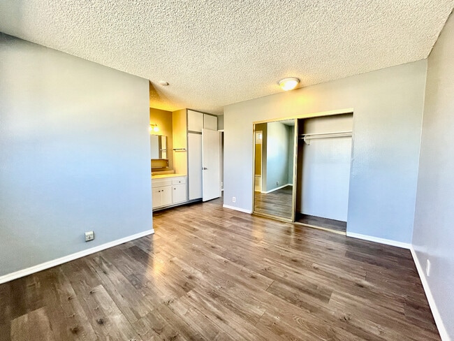 Building Photo - 2501 W Redondo Beach Blvd
