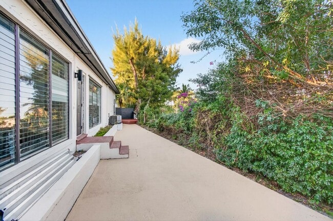 Building Photo - 2 BEDROOMS 1 BATHROOM!