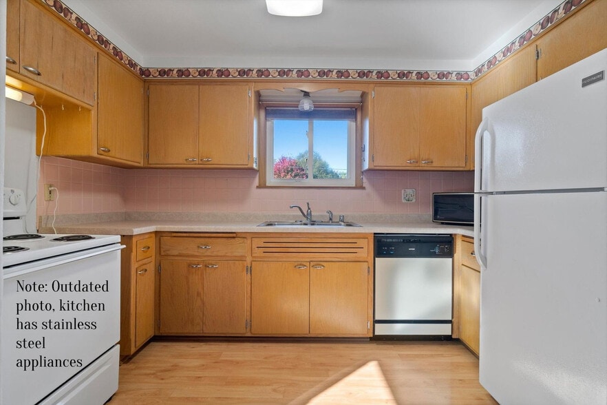 Kitchen - has STAINLESS STEEL Appliances - 1651 N 116th St