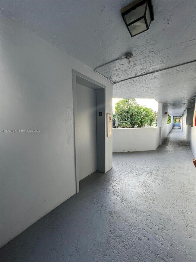 Primary Photo - 310 Fontainebleau Blvd