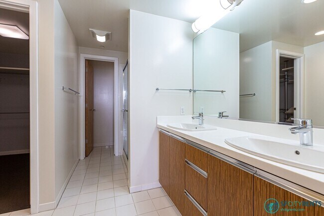 Building Photo - Bayview: Bi-Level 3 Bed 3 Bath w/ Parking,...