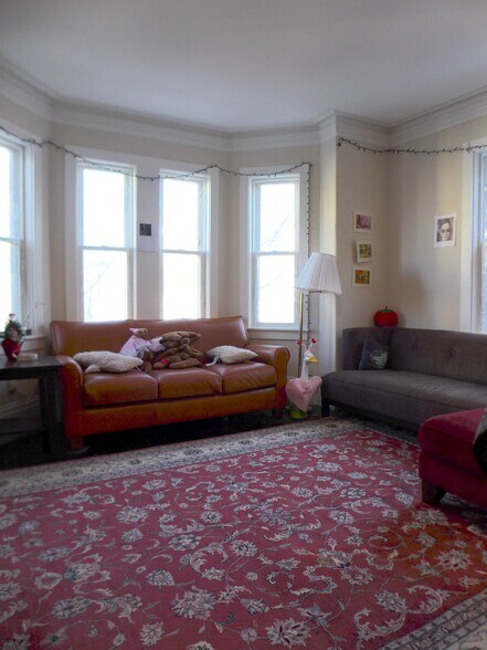 Building Photo - 828 Parker St