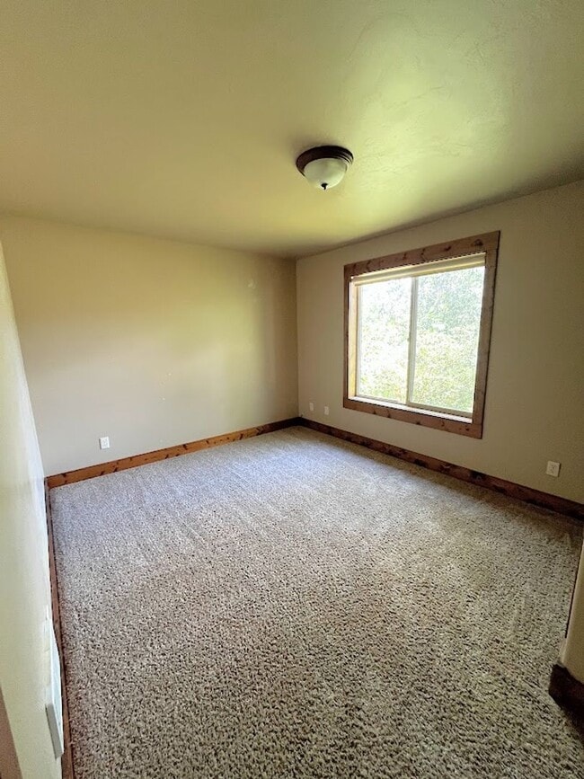 Building Photo - Charming Home with Open Floor Plan & Pet-Friendly Yard – Prime Location!