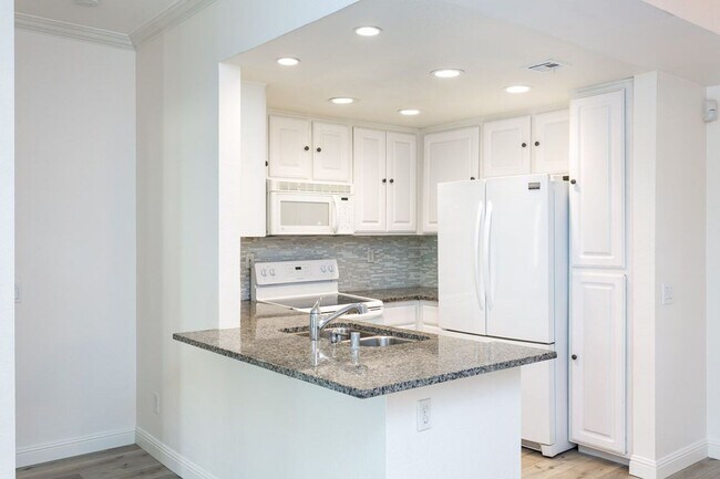 Building Photo - Corner condo in the highly desirable River Colony community!